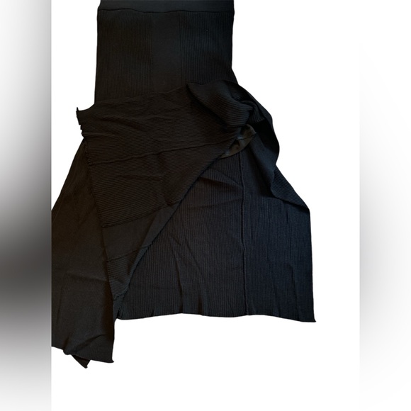 Cherryboom brand black ribbed skirt. Size medium - Picture 3 of 5